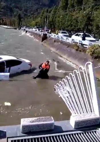 男子獲救 視頻截圖