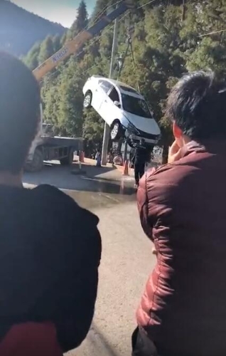 8日下午3時50分許，車輛才被吊起。視頻截圖