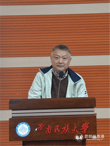 圖五 中國(guó)紅樓夢(mèng)學(xué)會(huì)藝術(shù)委員會(huì)主任歐陽(yáng)奮強(qiáng)致辭。