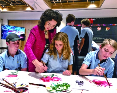澳大利亞青少年饒有興致地體驗中國畫創(chuàng)作 澳大利亞青少年饒有興致地體驗中國畫創(chuàng)作