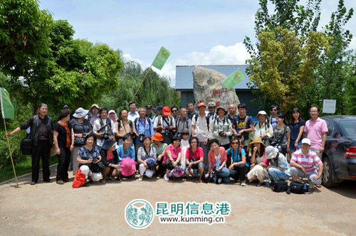 56名網(wǎng)友到撈魚河濕地公園線下采風(fēng)活動合影。林堅 攝