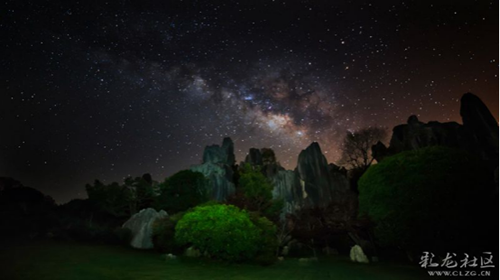 第八屆我愛昆明——發(fā)現(xiàn)昆明之美攝影大賽相機(jī)組一等獎《石林星空》。云南白狼 攝