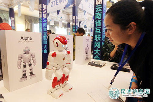 第三屆云南省互聯(lián)網(wǎng)大會上展示的跳舞機(jī)器人。記者合宇聰 攝