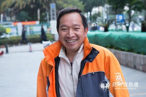 圖一 “雙十二”一過，快遞員李師傅工作更為忙碌。