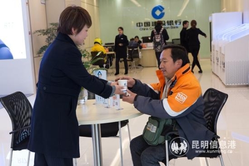 圖三 建行員工為李師傅遞上熱水。