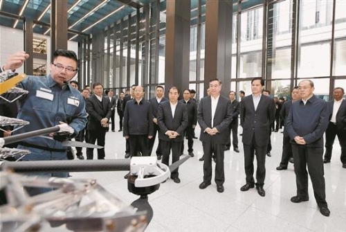 12月14日上午，李希與陳豪、阮成發(fā)等一同考察中國南方電網(wǎng)有限公司。本報(bào)記者 雷桐蘇 攝