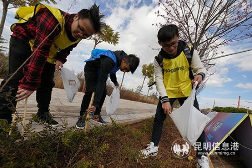 跑者為城市做“撿”法。