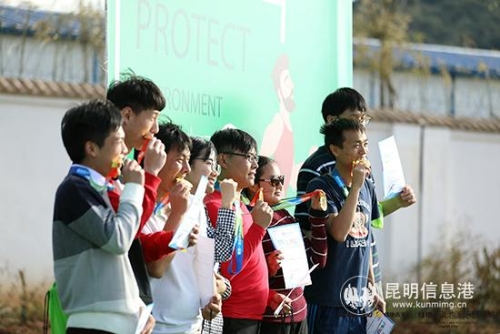 跑者領(lǐng)獎。