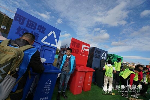 垃圾設(shè)置了分類標識。