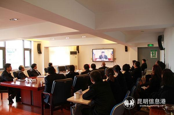 工行昆明分行機(jī)關(guān)干部職工觀看慶祝改革開放40周年大會現(xiàn)場直播。