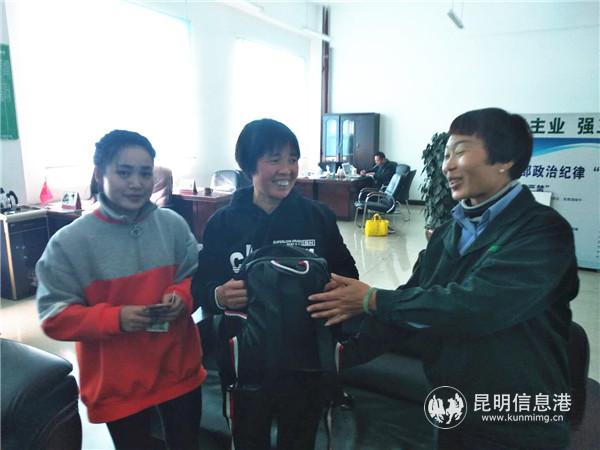 王女士拿回自己丟失的背包 王女士拿回自己丟失的背包