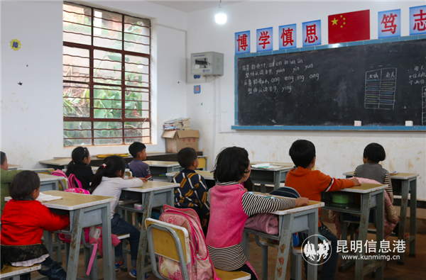 教學(xué)點的學(xué)生們在上課 教學(xué)點的學(xué)生們在上課