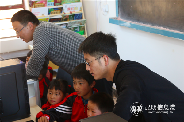 九機CEO陳鴻睿在教學(xué)生們使用電腦 九機CEO陳鴻睿在教學(xué)生們使用電腦