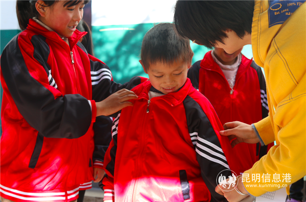 學(xué)生們領(lǐng)到了新校服 學(xué)生們領(lǐng)到了新校服