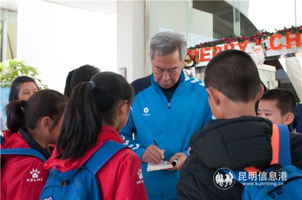 給小球員們簽名 給小球員們簽名