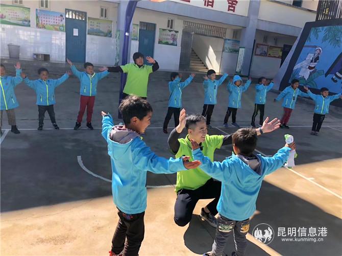 綠葉科技集團(tuán)云南分公司負(fù)責(zé)人郭松與孩子們玩游戲 綠葉科技集團(tuán)云南分公司負(fù)責(zé)人郭松與孩子們玩游戲