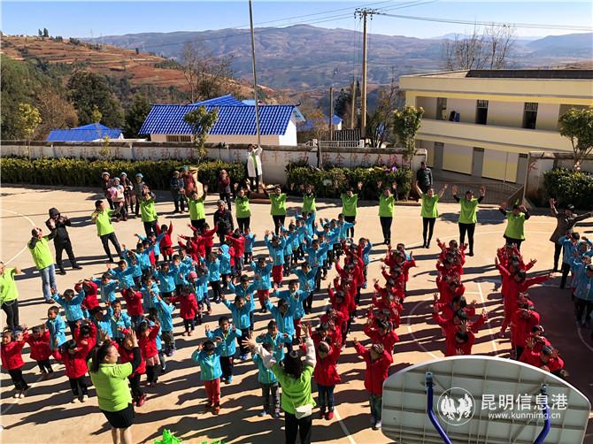 志愿者教孩子們“洗手操” 志愿者教孩子們“洗手操”