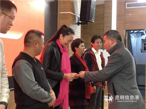 頒發(fā)聘書 頒發(fā)聘書