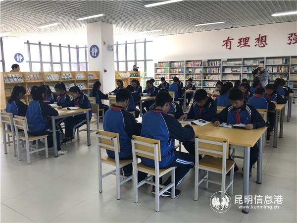 開設每周三節(jié)的圖書閱覽課 開設每周三節(jié)的圖書閱覽課