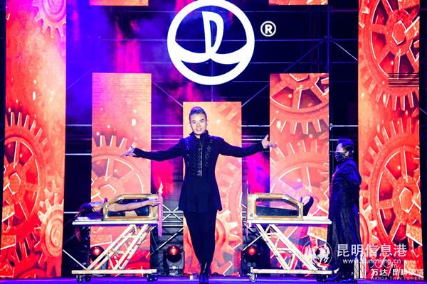 表演魔術(shù)《人體分身》 表演魔術(shù)《人體分身》