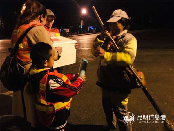 圖二 正在遞姜茶的溫暖瞬間 圖二 正在遞姜茶的溫暖瞬間