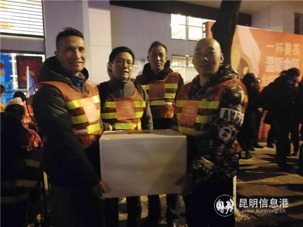 圖三 家長(zhǎng)們環(huán)衛(wèi)工人帶來(lái)熱騰騰的早餐 圖三 家長(zhǎng)們環(huán)衛(wèi)工人帶來(lái)熱騰騰的早餐