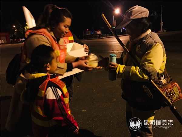 圖四 家長(zhǎng)為環(huán)衛(wèi)工人遞上早餐 圖四 家長(zhǎng)為環(huán)衛(wèi)工人遞上早餐