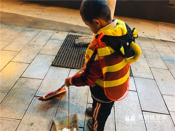 圖五 正在幫忙掃地的學(xué)生 圖五 正在幫忙掃地的學(xué)生