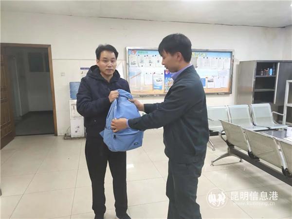 工作人員歸還書包 工作人員歸還書包