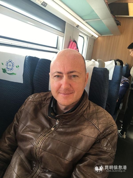 來自意大利的Aldo來云南休假正巧乘坐了昆明至蒙自的首發(fā)動車。記者譚石艷攝