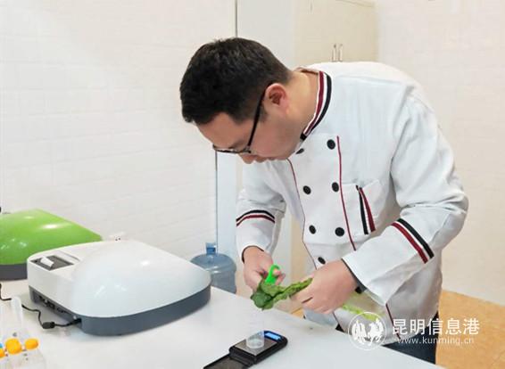 市場管理人員在食品安全檢測中心里對菜品進(jìn)行檢測 市場管理人員在食品安全檢測中心里對菜品進(jìn)行檢測