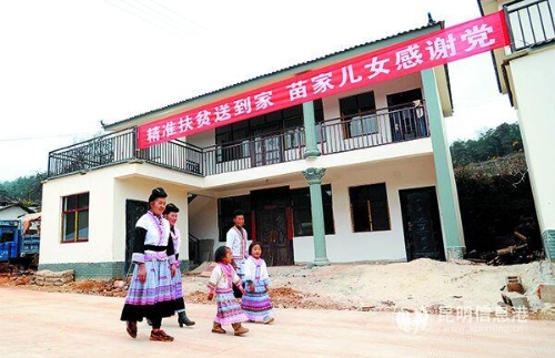 祿勸縣芹菜塘村新建的安居房。記者周密攝