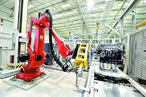 云內(nèi)動(dòng)力裝配機(jī)器人。記者王俊星攝