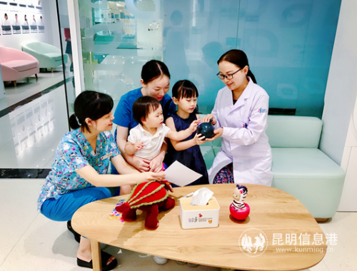 醫(yī)生與孩子互動(dòng) 醫(yī)生與孩子互動(dòng)