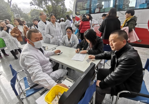 圖片1:排隊(duì)填表的醫(yī)務(wù)人員 圖片1:排隊(duì)填表的醫(yī)務(wù)人員