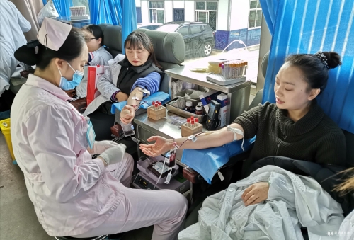 圖片2:獻(xiàn)血進(jìn)行時(shí) 圖片2:獻(xiàn)血進(jìn)行時(shí)