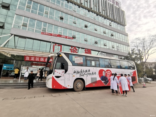圖片3:門診大樓前的獻(xiàn)血車 圖片3:門診大樓前的獻(xiàn)血車