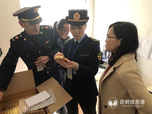 執(zhí)法人員對保健品進行查看 執(zhí)法人員對保健品進行查看