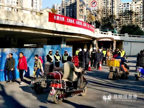 圖片3:現(xiàn)場(chǎng)維持秩序的工作人員 圖片3:現(xiàn)場(chǎng)維持秩序的工作人員