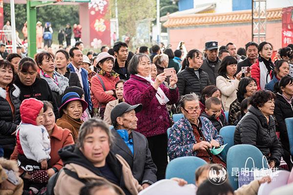 活動現(xiàn)場人頭攢動-通訊員李偉攝 活動現(xiàn)場人頭攢動-通訊員李偉攝
