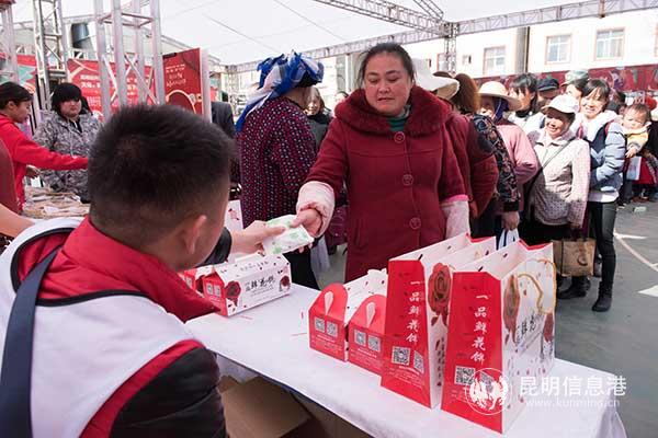 展位前排起長龍 通訊員李偉攝 展位前排起長龍 通訊員李偉攝
