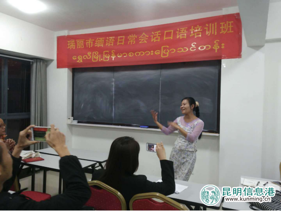 珊玉莫教學(xué)生們學(xué)習(xí)緬甸傳統(tǒng)舞蹈 珊玉莫教學(xué)生們學(xué)習(xí)緬甸傳統(tǒng)舞蹈