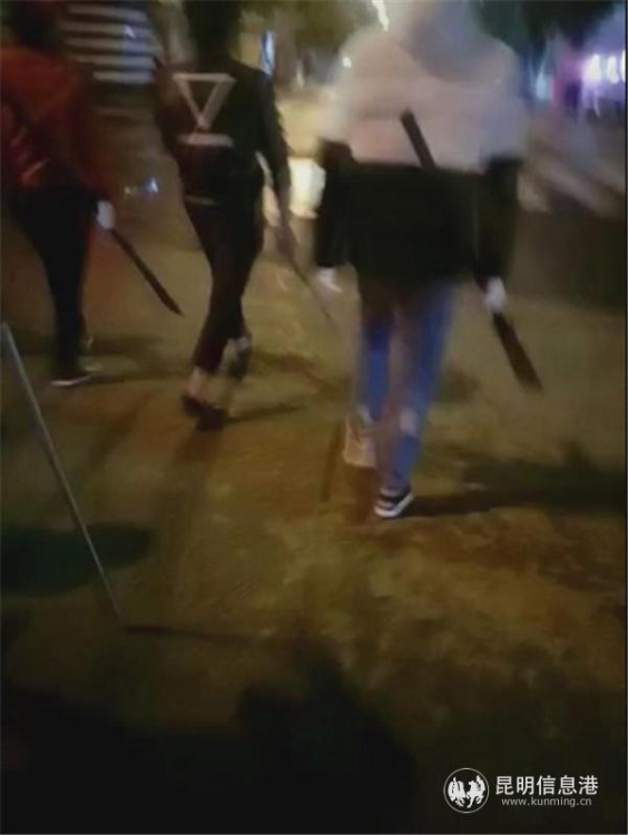 涉惡團(tuán)伙“兄弟會(huì)”通過“快手”進(jìn)行直播。視頻截圖