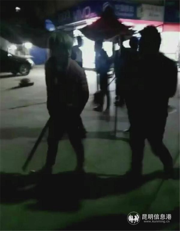 涉惡團(tuán)伙“兄弟會(huì)”通過“快手”進(jìn)行直播。視頻截圖1