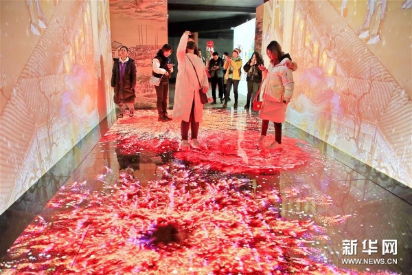 觀眾在“宮里過大年”數(shù)字沉浸體驗展“賞燈觀焰”部分參觀體驗2 觀眾在“宮里過大年”數(shù)字沉浸體驗展“賞燈觀焰”部分參觀體驗2