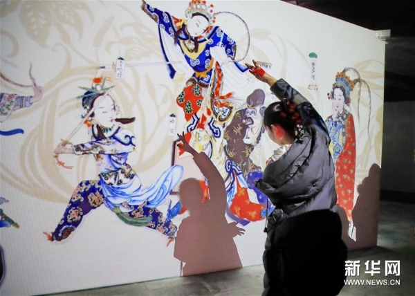 觀眾在“宮里過大年”數(shù)字沉浸體驗展“戲幕畫閣”部分參觀體驗 觀眾在“宮里過大年”數(shù)字沉浸體驗展“戲幕畫閣”部分參觀體驗