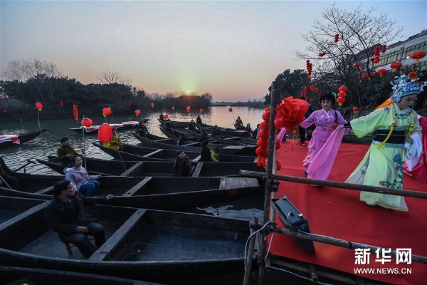 1月23日，百姓坐著漁船觀看傳統(tǒng)的水鄉(xiāng)社戲。