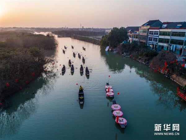 1月23日，河西埭村的百姓劃著小漁船去看傳統(tǒng)水鄉(xiāng)社戲（無人機(jī)拍攝）。2