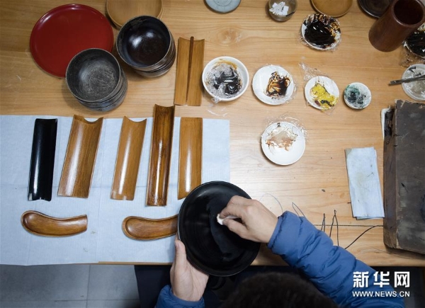 吳榮強在龍泉市牛頭嶺村“七分醉”工作室制作漆器