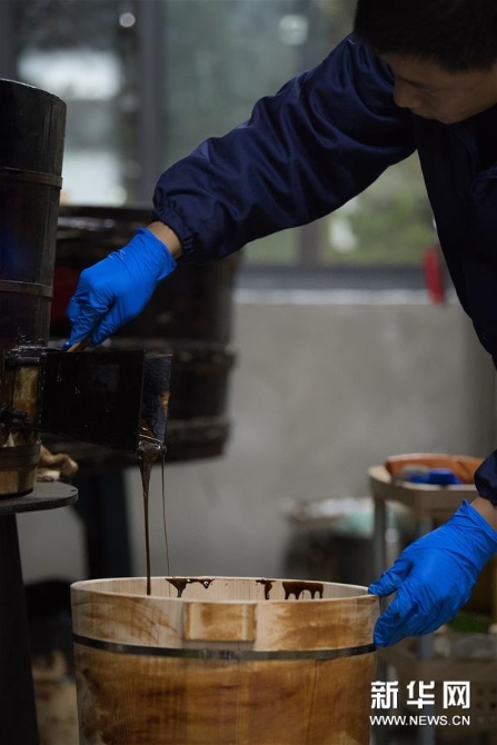 吳榮強在龍泉市牛頭嶺村“七分醉”工作室精制大漆